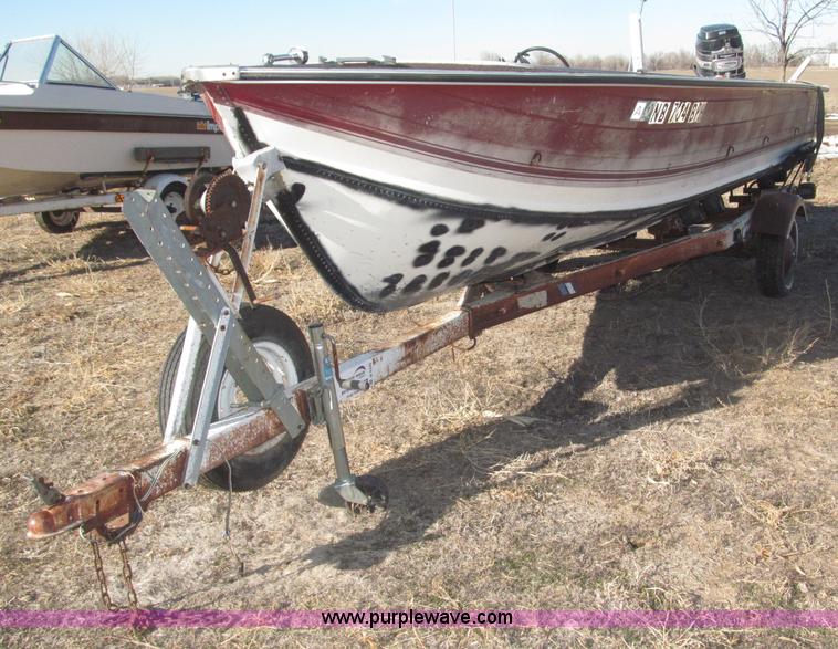 image for item B5330 1981 SmokerCraft 18' speed boat