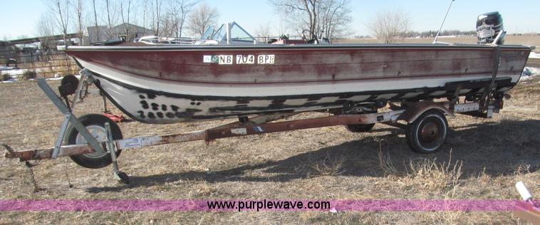 image for item B5330 1981 SmokerCraft 18' speed boat