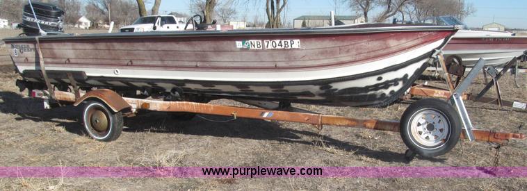 image for item B5330 1981 SmokerCraft 18' speed boat