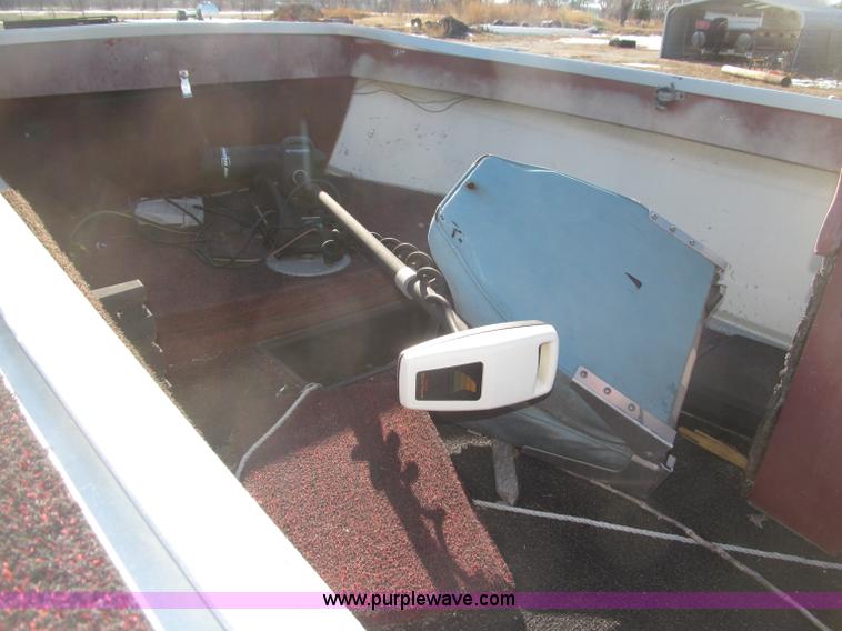 image for item B5330 1981 SmokerCraft 18' speed boat