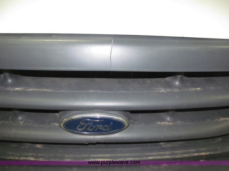 image for item B5396 2003 Ford F450 XL Super Duty SuperCab flatbed truck