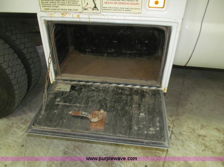 image for item B5396 2003 Ford F450 XL Super Duty SuperCab flatbed truck