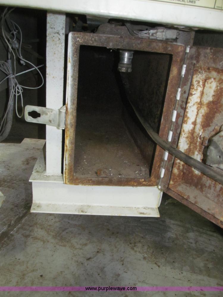 image for item B5396 2003 Ford F450 XL Super Duty SuperCab flatbed truck