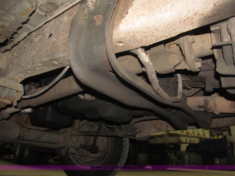 image for item B5396 2003 Ford F450 XL Super Duty SuperCab flatbed truck