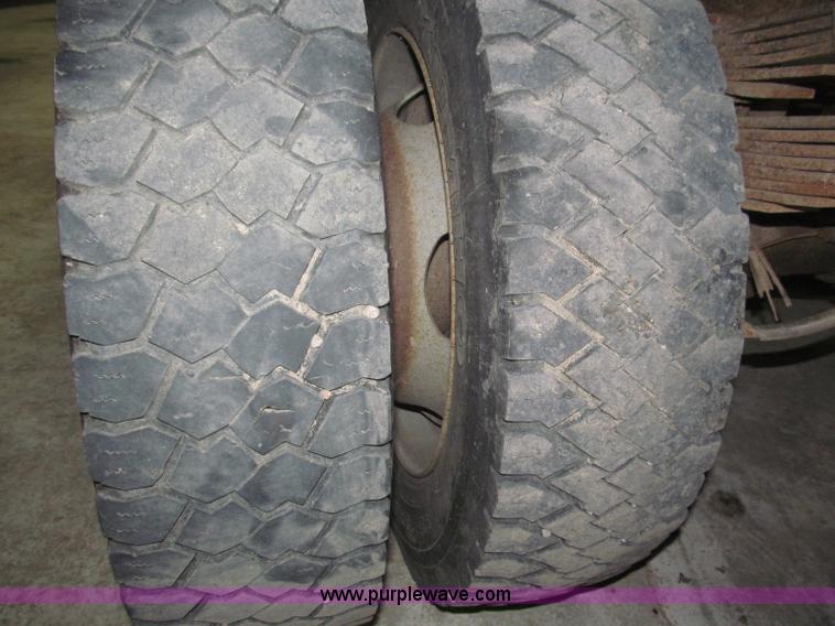 image for item B5396 2003 Ford F450 XL Super Duty SuperCab flatbed truck