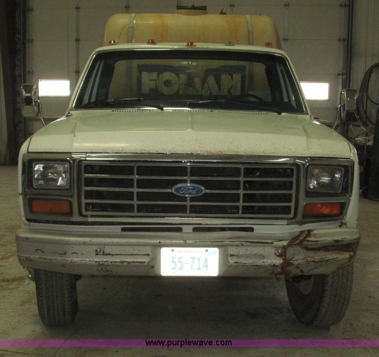 image for item B5398 1983 Ford F350 flatbed truck