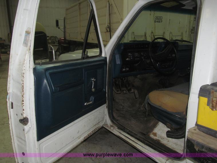 image for item B5398 1983 Ford F350 flatbed truck