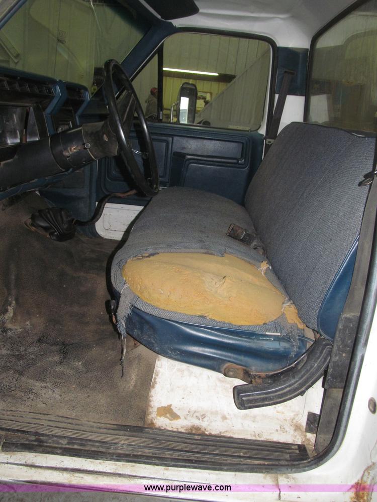 image for item B5398 1983 Ford F350 flatbed truck