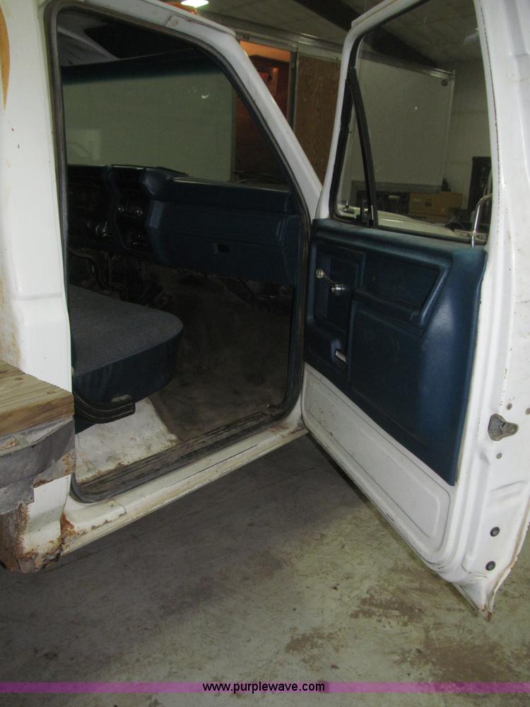 image for item B5398 1983 Ford F350 flatbed truck