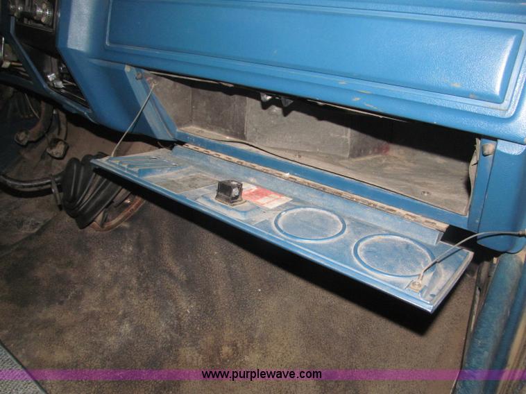 image for item B5398 1983 Ford F350 flatbed truck