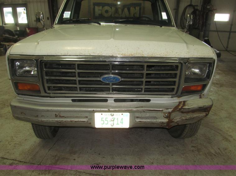 image for item B5398 1983 Ford F350 flatbed truck