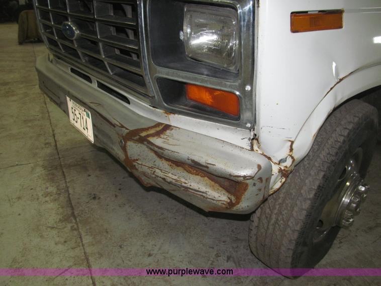 image for item B5398 1983 Ford F350 flatbed truck