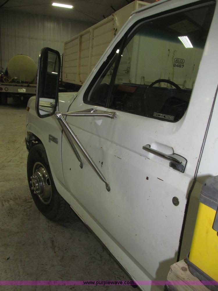 image for item B5398 1983 Ford F350 flatbed truck