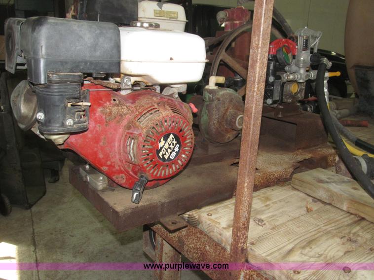 image for item B5398 1983 Ford F350 flatbed truck