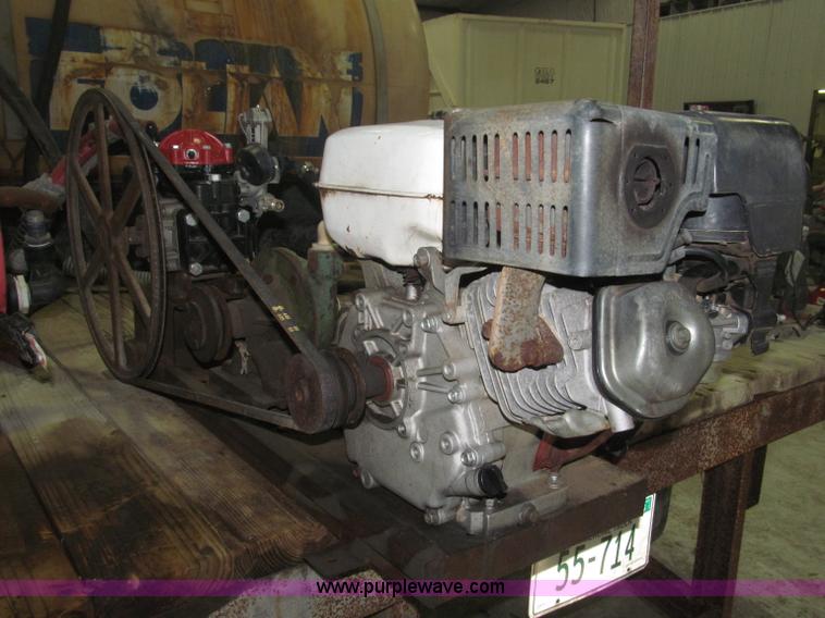 image for item B5398 1983 Ford F350 flatbed truck