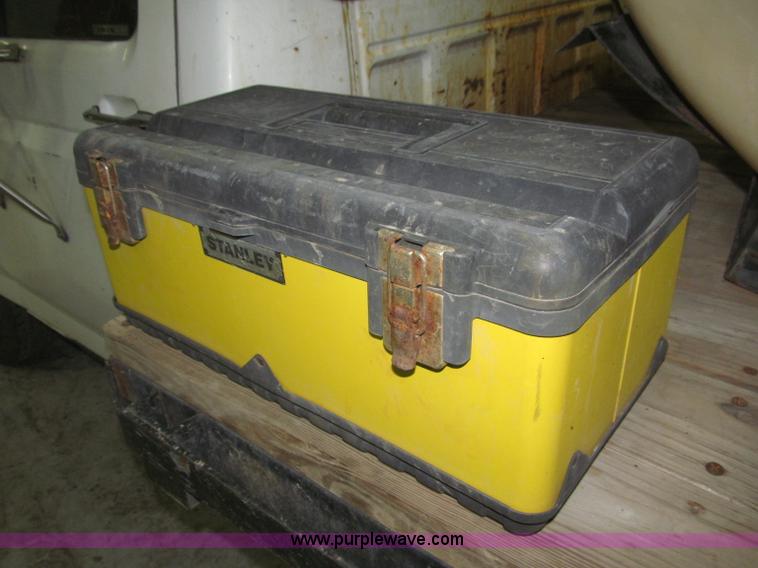 image for item B5398 1983 Ford F350 flatbed truck