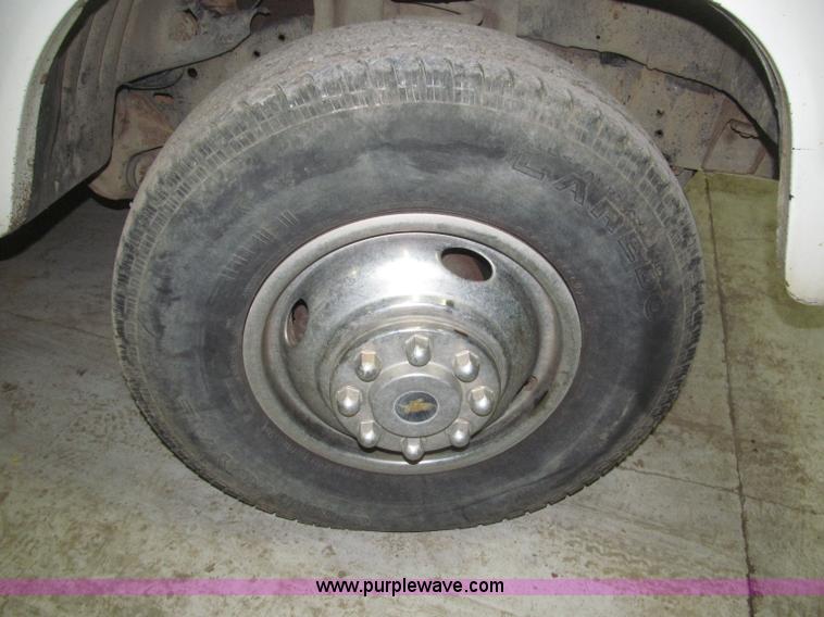 image for item B5398 1983 Ford F350 flatbed truck