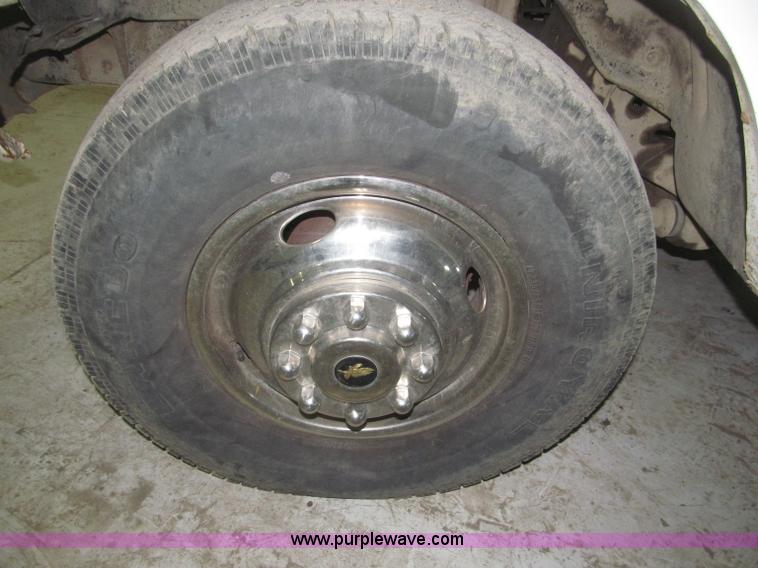 image for item B5398 1983 Ford F350 flatbed truck