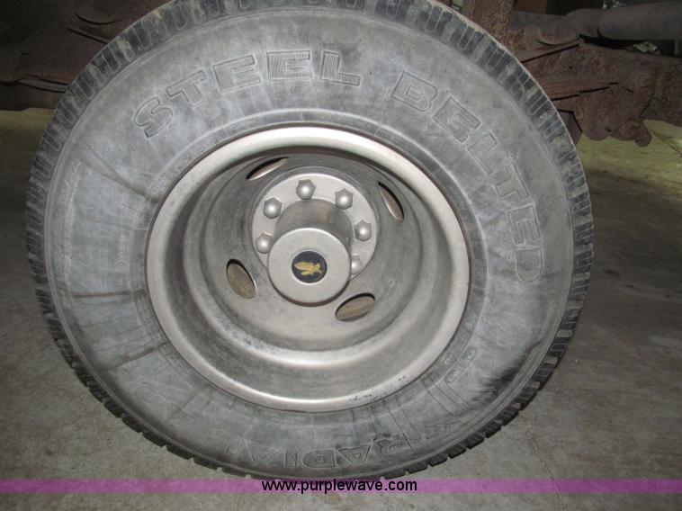 image for item B5398 1983 Ford F350 flatbed truck