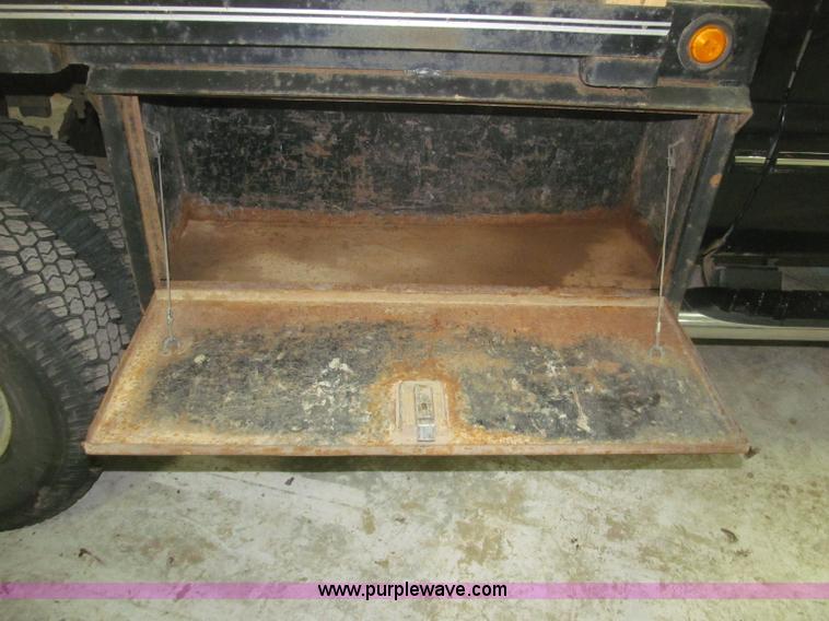 image for item B5400 1999 Ford F350 XLT SuperCab flatbed truck