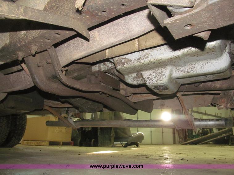 image for item B5400 1999 Ford F350 XLT SuperCab flatbed truck