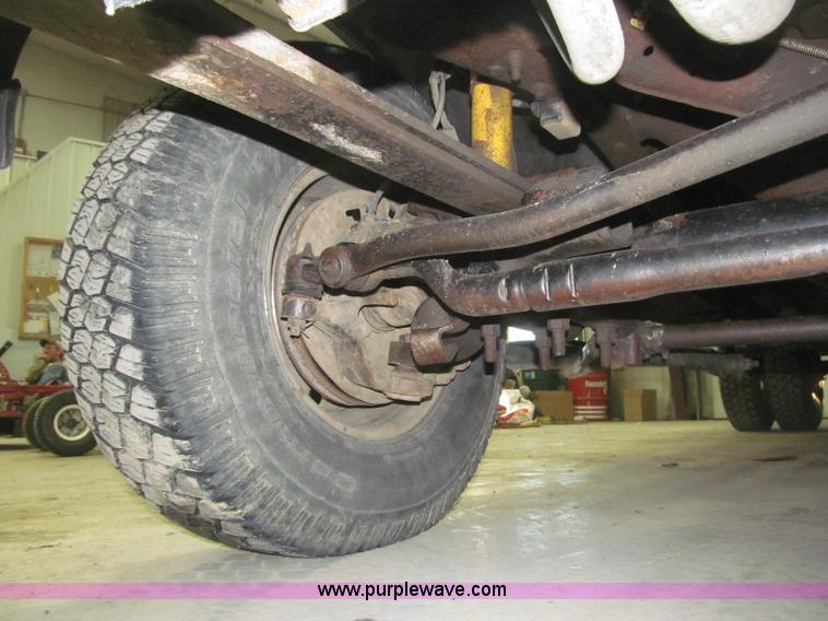 image for item B5400 1999 Ford F350 XLT SuperCab flatbed truck