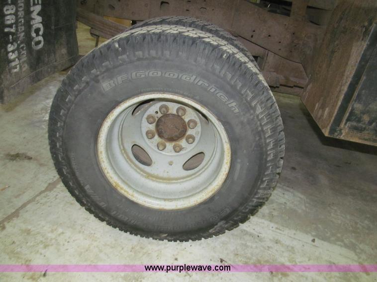 image for item B5400 1999 Ford F350 XLT SuperCab flatbed truck