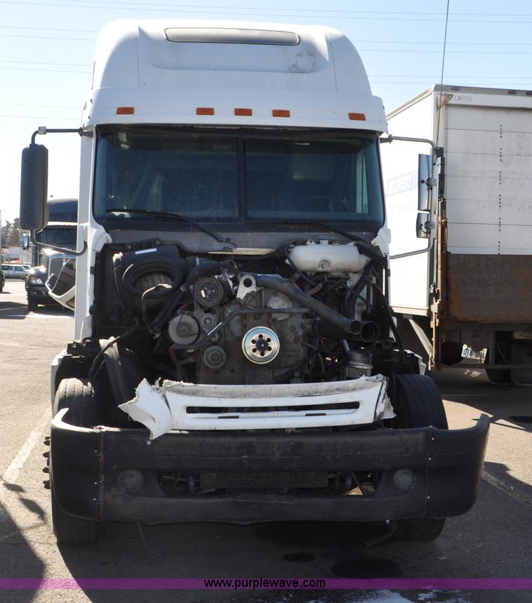 image for item C3319 2002 Freightliner Columbia CL120 semi truck