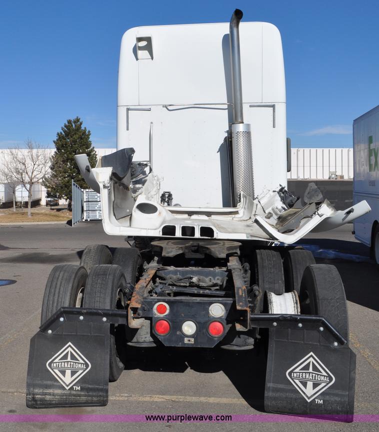 image for item C3319 2002 Freightliner Columbia CL120 semi truck