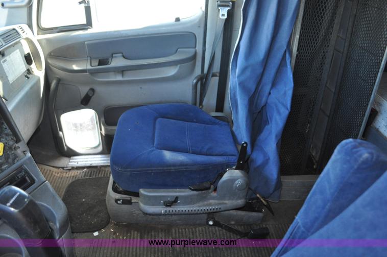 image for item C3319 2002 Freightliner Columbia CL120 semi truck