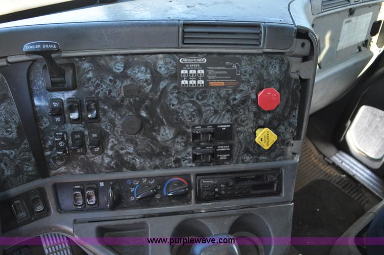 image for item C3319 2002 Freightliner Columbia CL120 semi truck