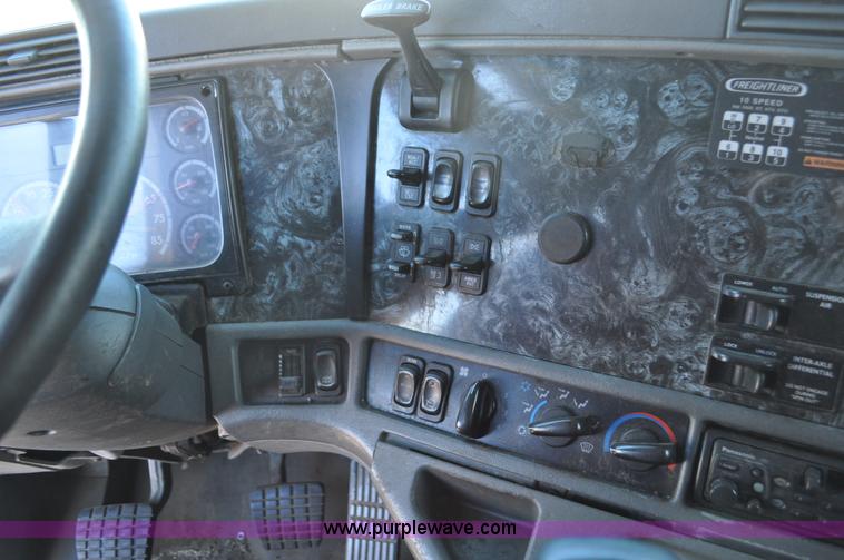 image for item C3319 2002 Freightliner Columbia CL120 semi truck