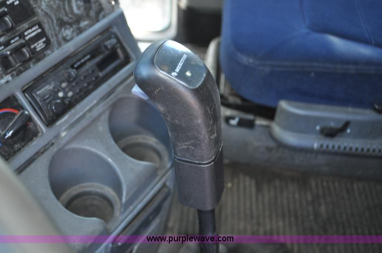 image for item C3319 2002 Freightliner Columbia CL120 semi truck