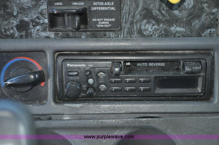 image for item C3319 2002 Freightliner Columbia CL120 semi truck