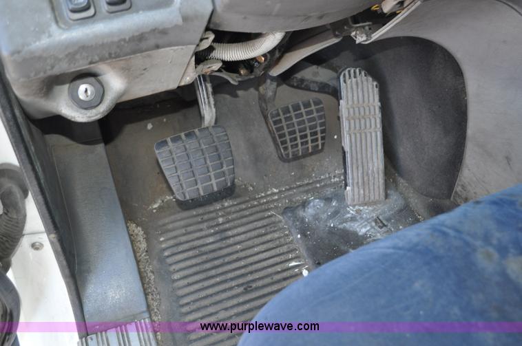 image for item C3319 2002 Freightliner Columbia CL120 semi truck