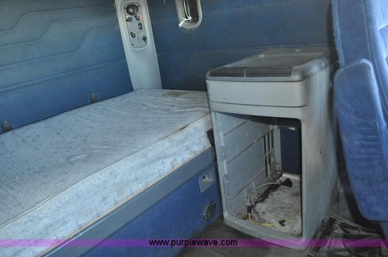 image for item C3319 2002 Freightliner Columbia CL120 semi truck