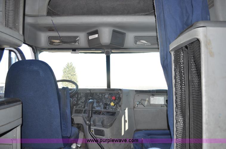 image for item C3319 2002 Freightliner Columbia CL120 semi truck