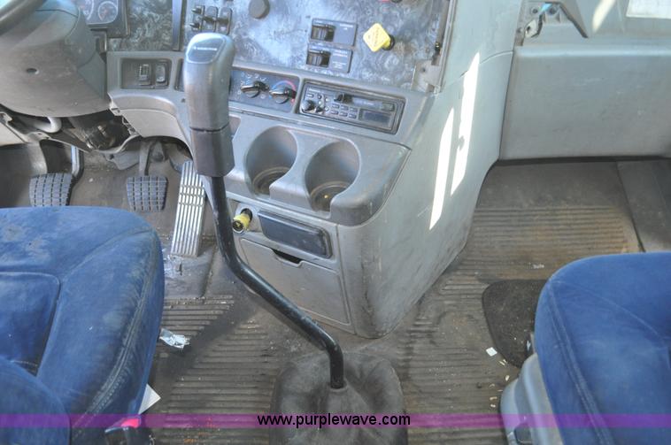 image for item C3319 2002 Freightliner Columbia CL120 semi truck