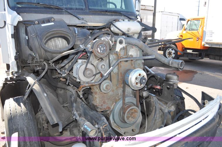 image for item C3319 2002 Freightliner Columbia CL120 semi truck