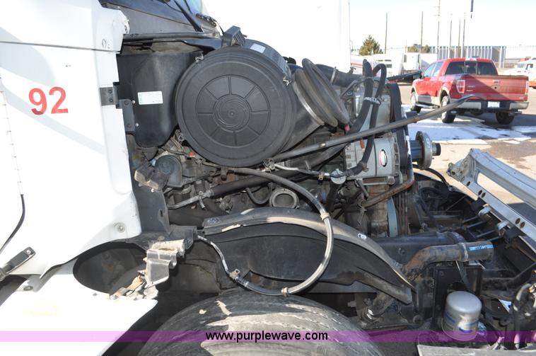 image for item C3319 2002 Freightliner Columbia CL120 semi truck