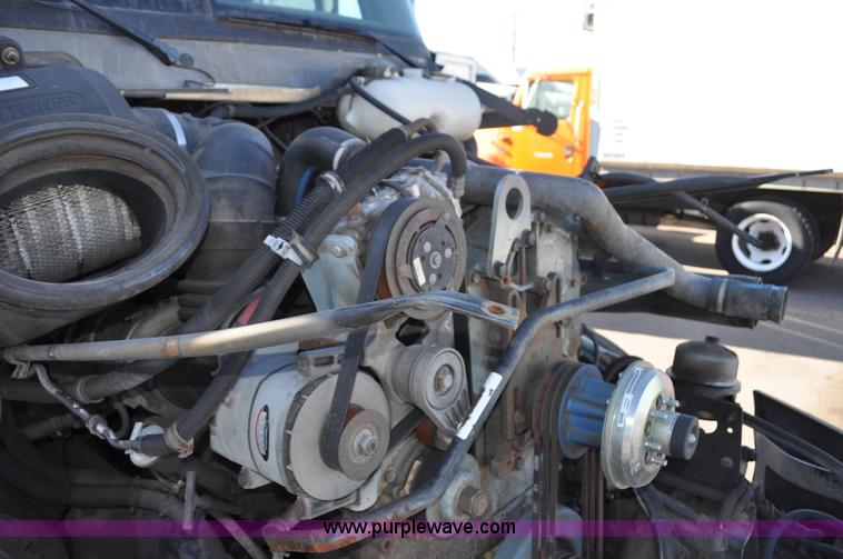 image for item C3319 2002 Freightliner Columbia CL120 semi truck