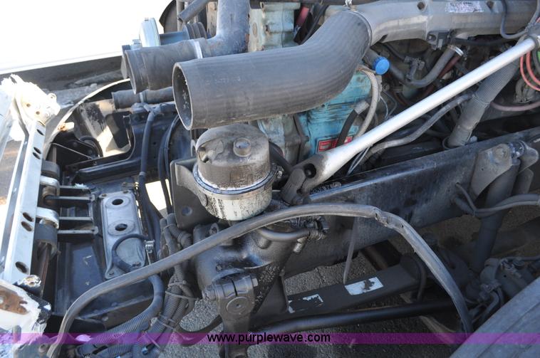 image for item C3319 2002 Freightliner Columbia CL120 semi truck