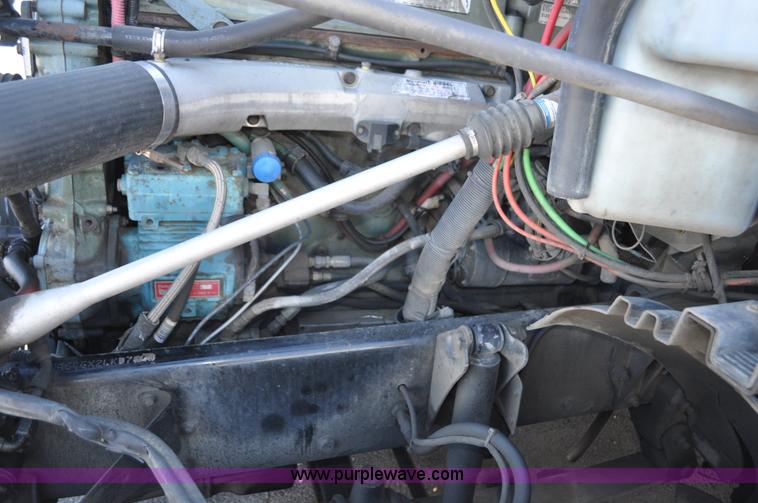 image for item C3319 2002 Freightliner Columbia CL120 semi truck