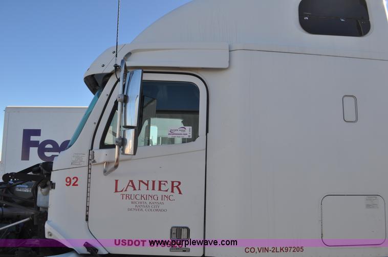 image for item C3319 2002 Freightliner Columbia CL120 semi truck