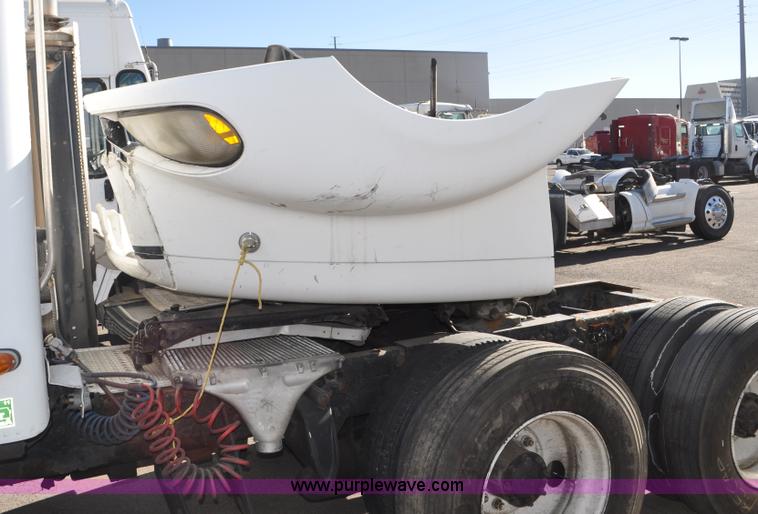 image for item C3319 2002 Freightliner Columbia CL120 semi truck