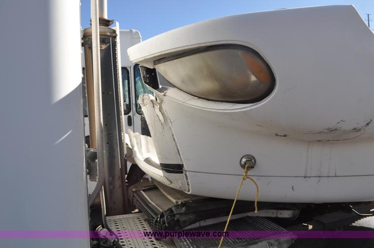 image for item C3319 2002 Freightliner Columbia CL120 semi truck