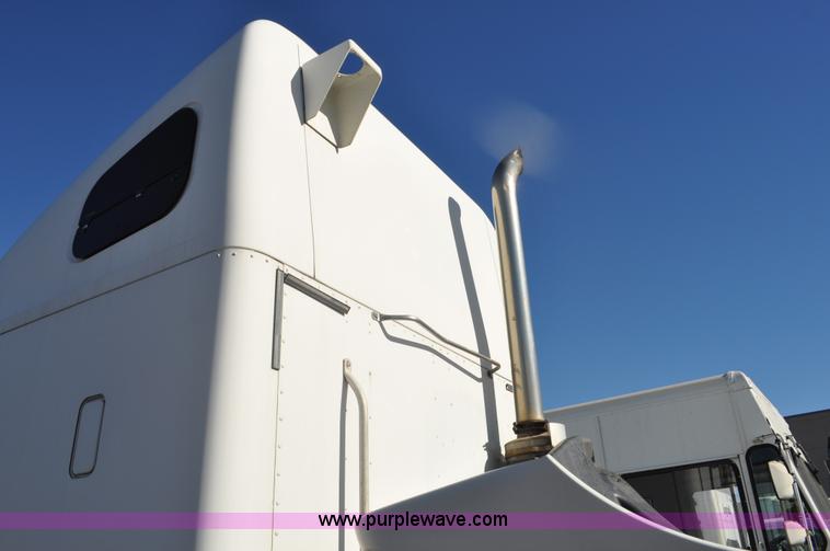 image for item C3319 2002 Freightliner Columbia CL120 semi truck