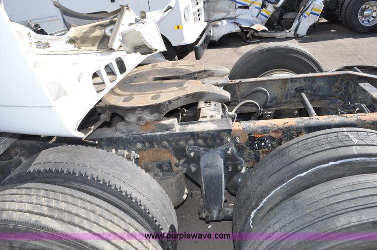 image for item C3319 2002 Freightliner Columbia CL120 semi truck