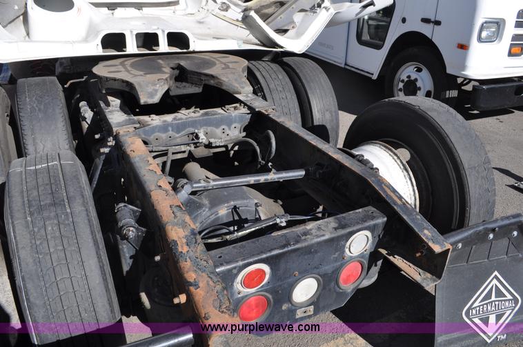 image for item C3319 2002 Freightliner Columbia CL120 semi truck