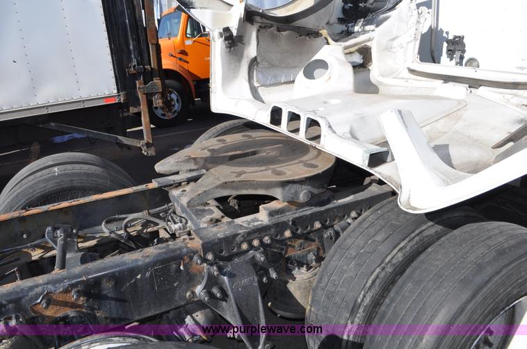 image for item C3319 2002 Freightliner Columbia CL120 semi truck